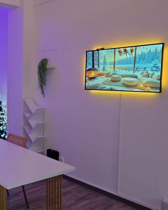 Der Wandfernseher mit bernsteinfarbenem Licht hinter dem Bildschirm