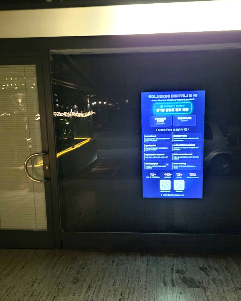 Das Schaufenster am Abend, mit eingeschaltetem Monitor